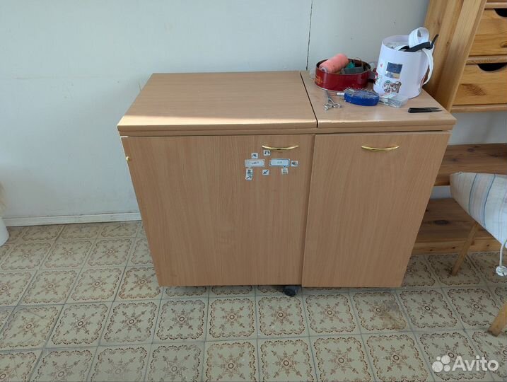 Швейный стол для швеи