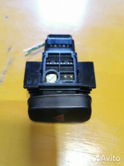 Кнопка включения аварийной остановки Toyota Estima