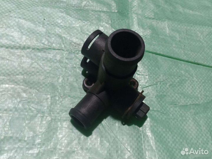 Фланец системы охлаждения Volkswagen Passat B3