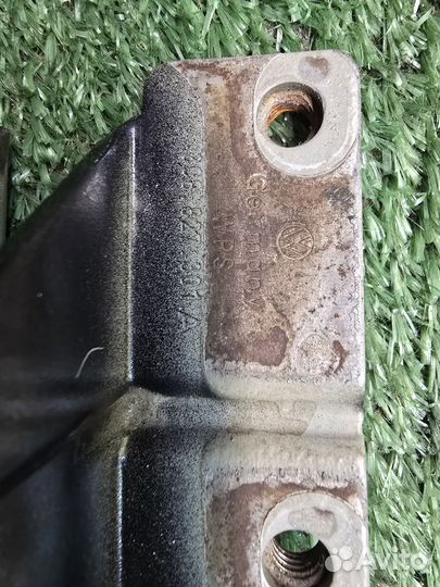 Петля крышки багажника Volkswagen Passat CC 2008