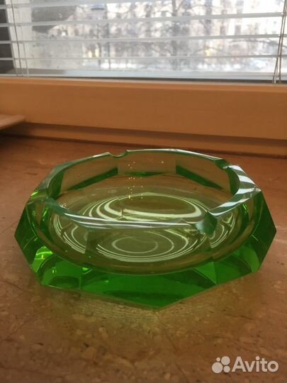 Урановое стекло пепельница