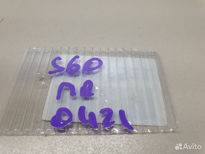 Уплотнитель стекла передней правой двери Volvo S60