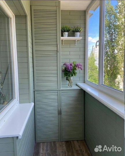 Шкаф на балкон с жалюзийнымм дверцами