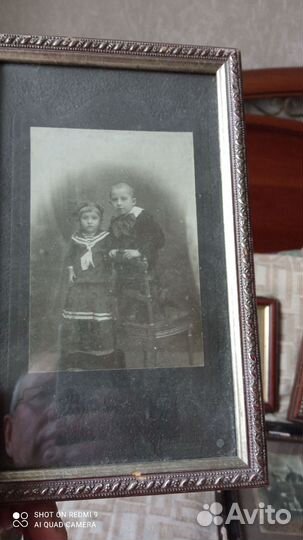 Фотографии в рамке. Вроде бы старинные