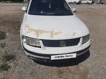 Volkswagen Passat 1.6 MT, 1998, битый, 340 000 км, с пробегом, цена 180 000 руб.