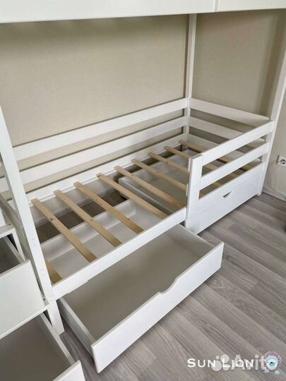 Детская двухярусная кровать