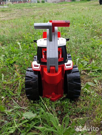 Игрушечный трактор