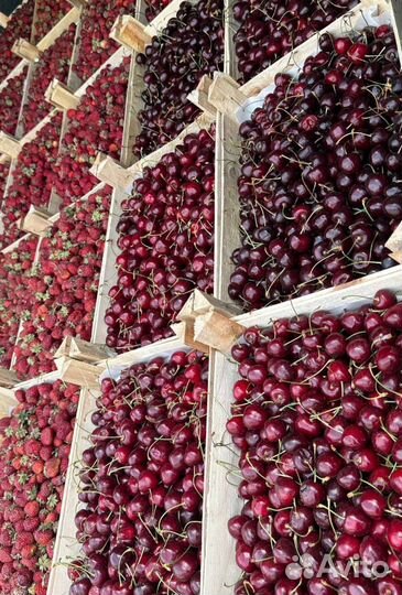 Черешня, клубника