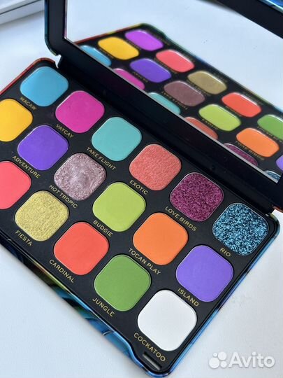 Палитра теней makeup revolution