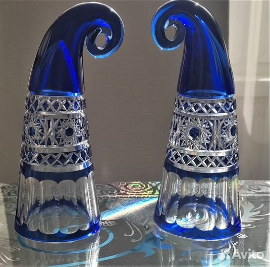 Два синих хрустальных рога и корзинка для интерьер