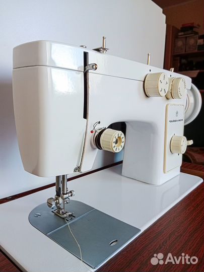 Швейная машинка Чайка 142м