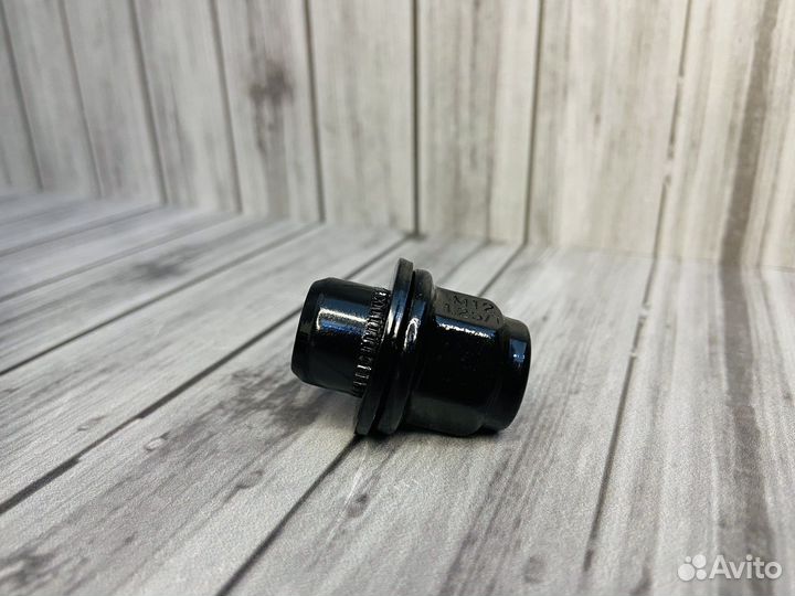 Колесные гайки на nissan черные