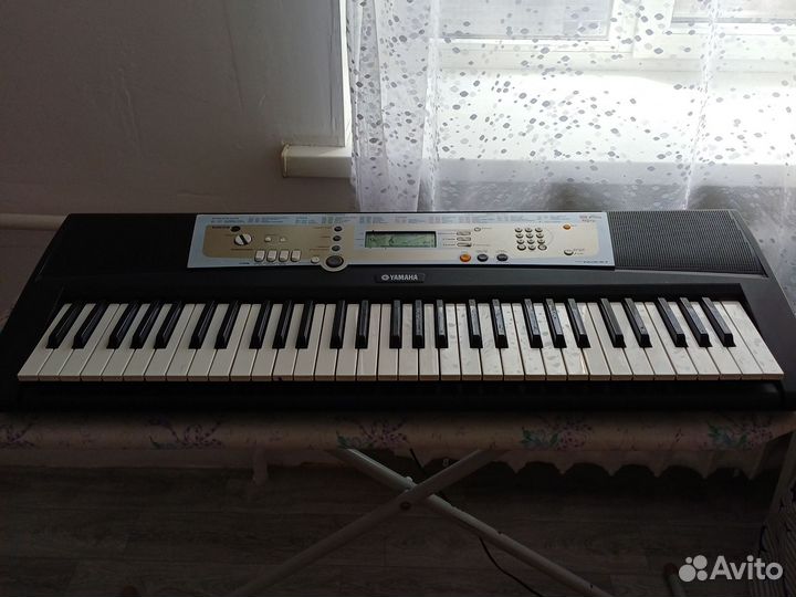 Синтезатор Yamaha psr R200