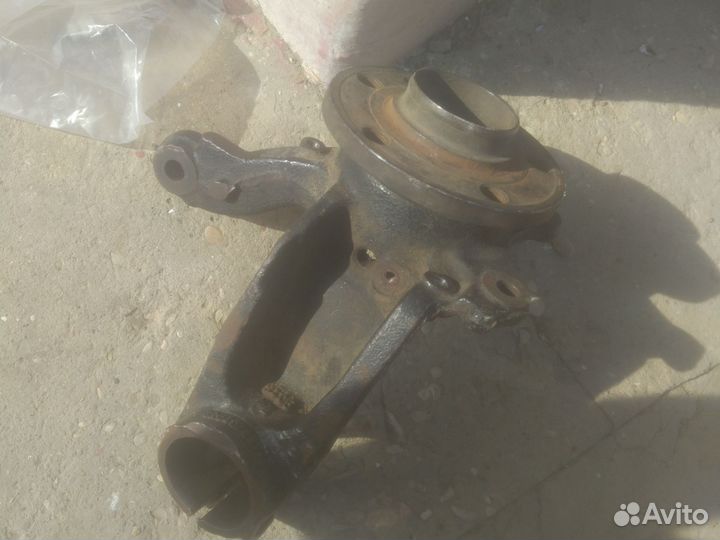 Поворотный кулак левый