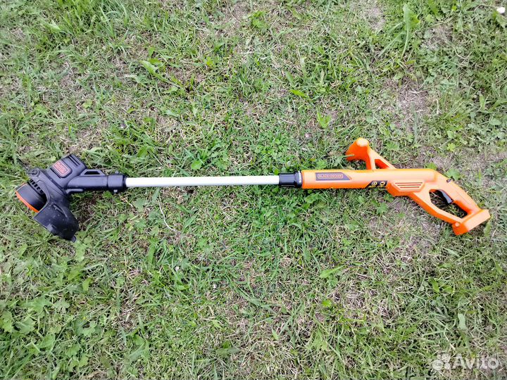 Аккумуляторный триммер Black Decker ST1823