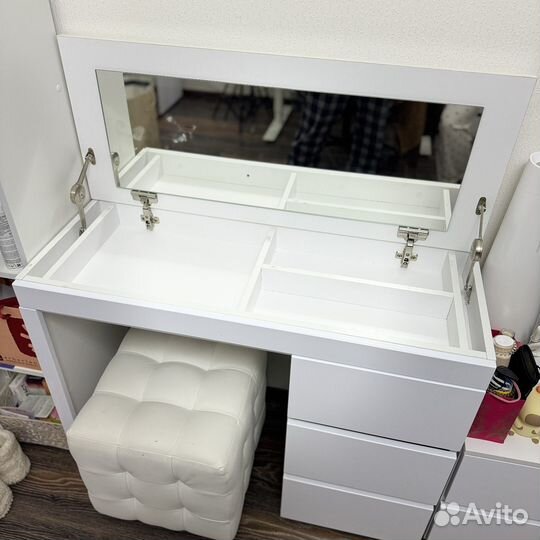 Туалетный столик с откидным зеркалом