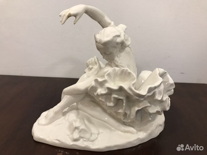 Фарфоровая статуэтка 
