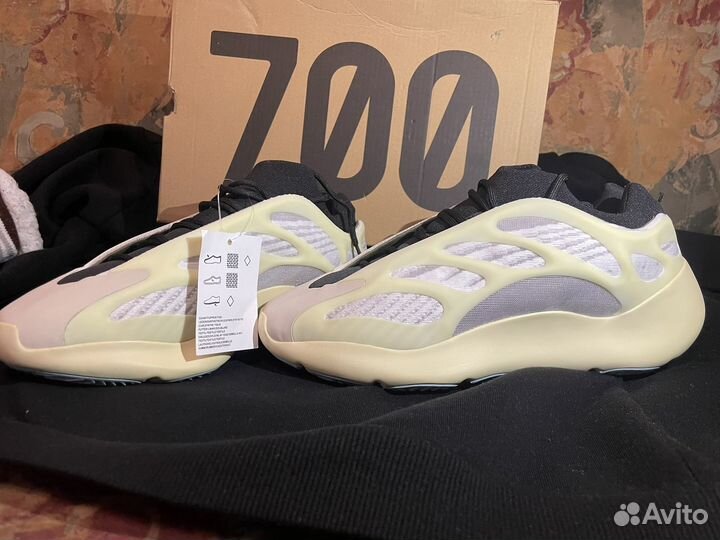 Adidas yeezy 700 v3