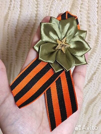 В наличии резинки на пучок и брошь