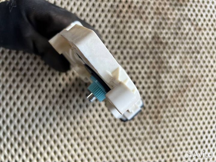 Моторчик стеклоподъемника задний правый VW Passat