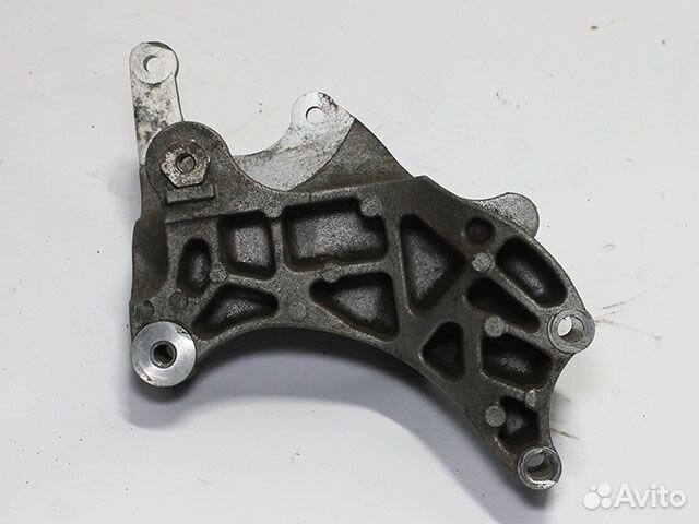 Кронштейн компрессора кондиционера Mitsubishi