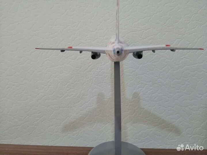 Модель Суперджет-100 1/144