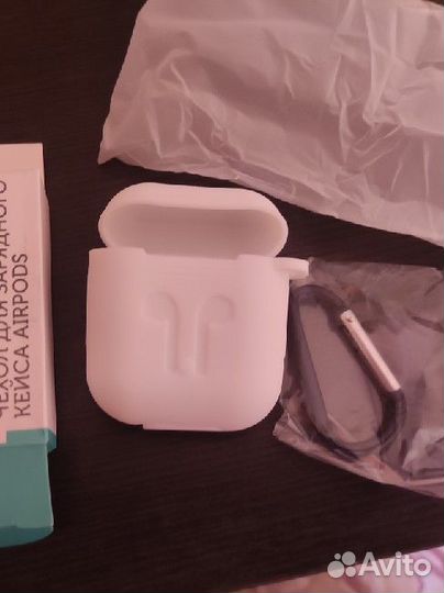 Чехол для airpods Новый белый с карабином