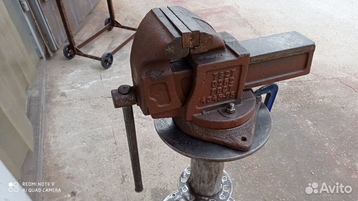 Тиски слесарные поворотные СССР