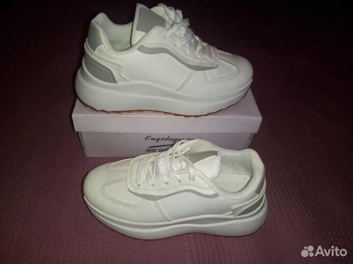 Кроссовки женские