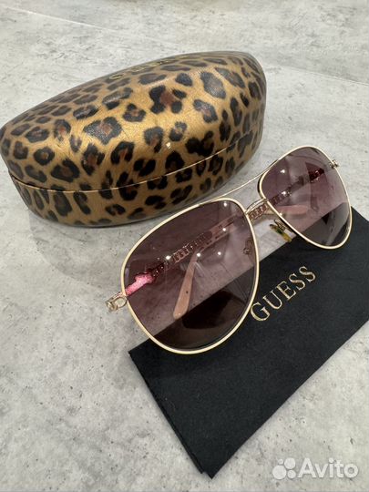 Солнцезащитные очки Guess