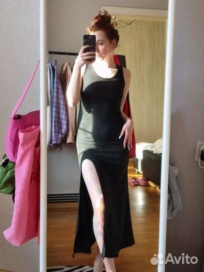 Платье черное с разрезом