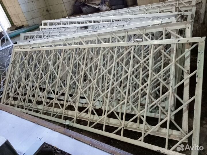 Решетки металлические на двери б/у