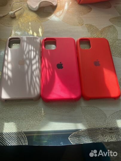 Продам 3 чехла на айфон 11