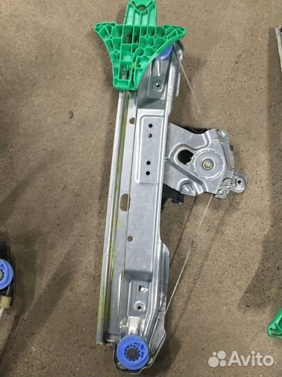 Задний правый стеклоподьемник Опель Астра Джей