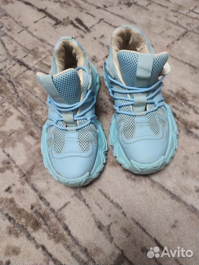 Кроссовки женские