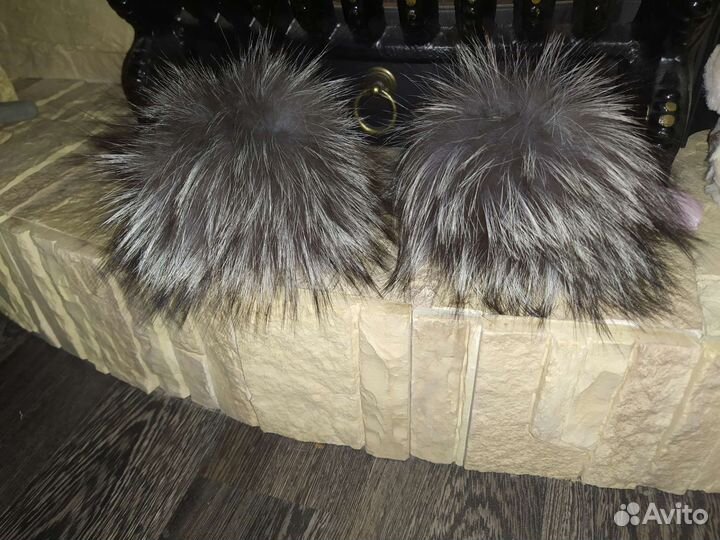 Помпоны парные натуральный мех. Декор для валешей