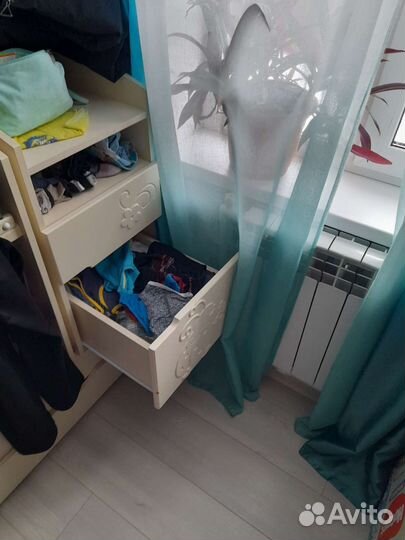 Детская кроватка с маятником и комодом