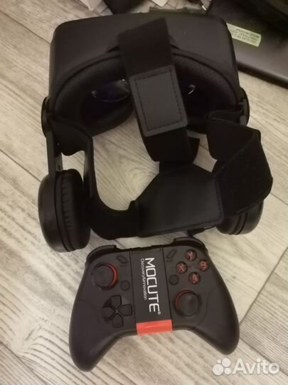 Очки виртуальной реальности с джойстиком