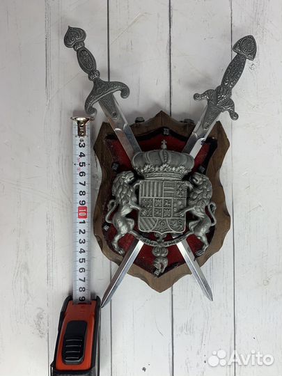 Рыцарский герб Панно с кинжалами