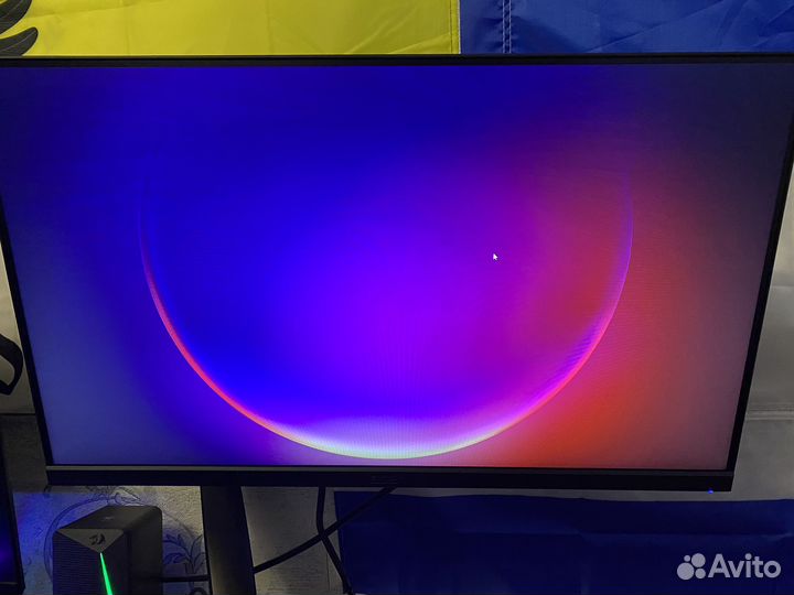 Монитор с кронштейном