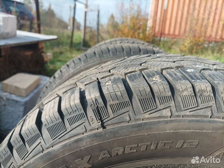 Arctic Claw Winter TXI 215/60 R15 96S