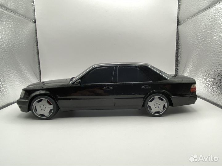 Модель автомобиля mercedes benz w124 e500 1:24