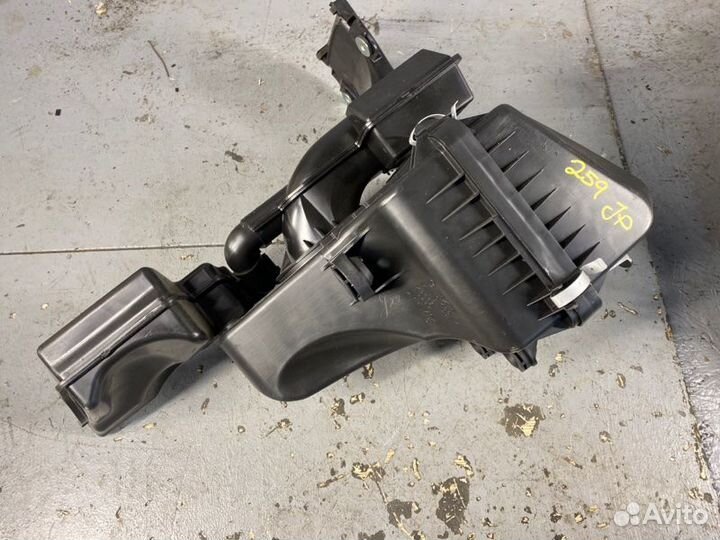 Корпус воздушного фильтра Mazda