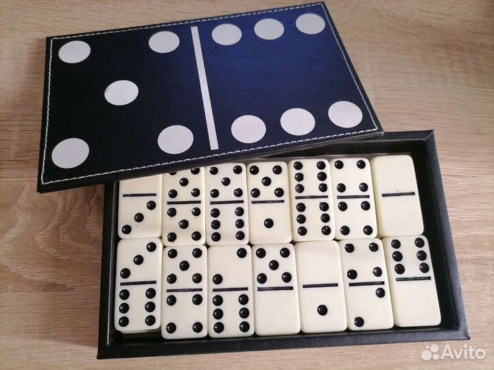 Домино в кожаной коробке