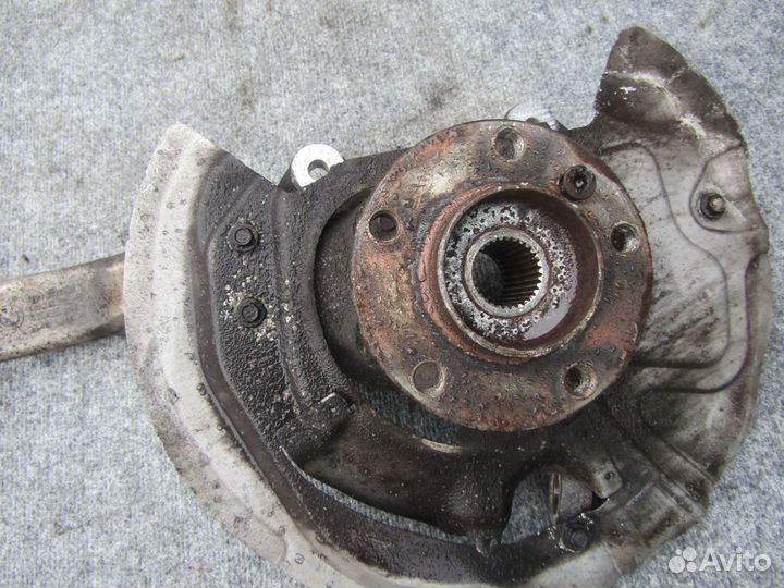 Кулак передний левый бмв Х6 Х5 Е70 Е71 31216773783