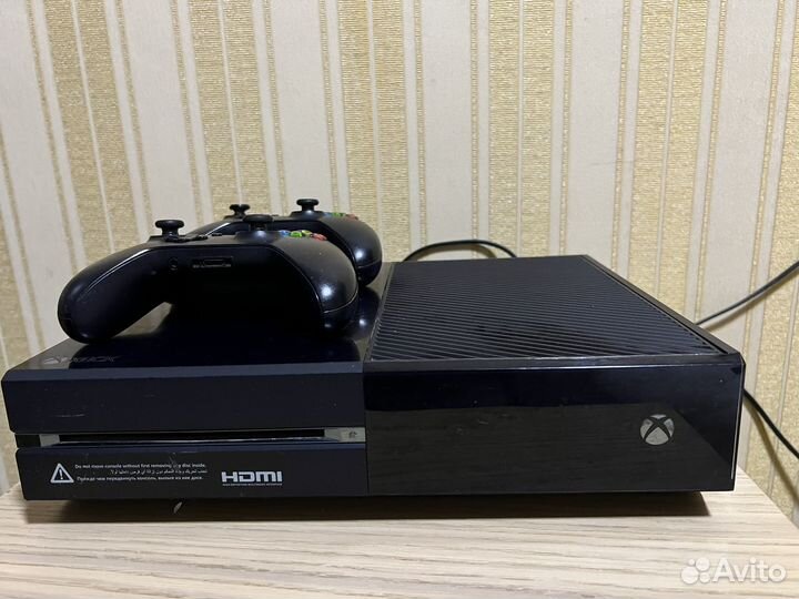 Xbox One с двумя геймпадами