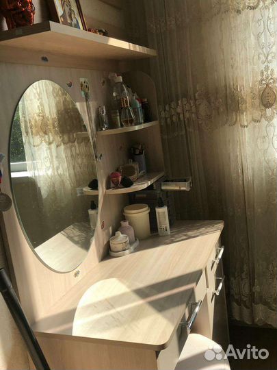 Туалетный столик с зеркалом