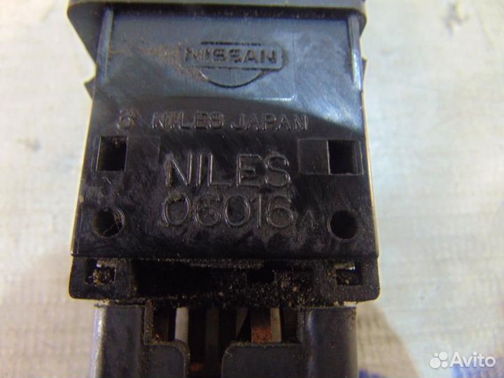 Кнопка аварийной сигнализации для Nissan Cefiro 2