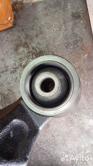 Кулак поворотный задней правый/левый pajero 3