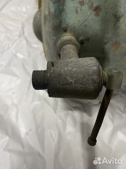 Старинная латунная емкость с краном